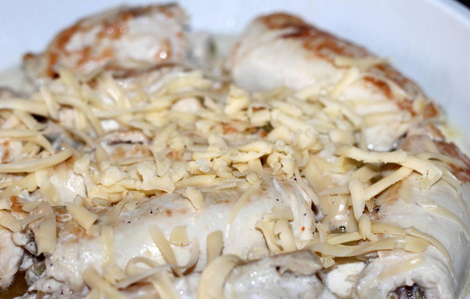 Куриные рулетики в сливочном соусе