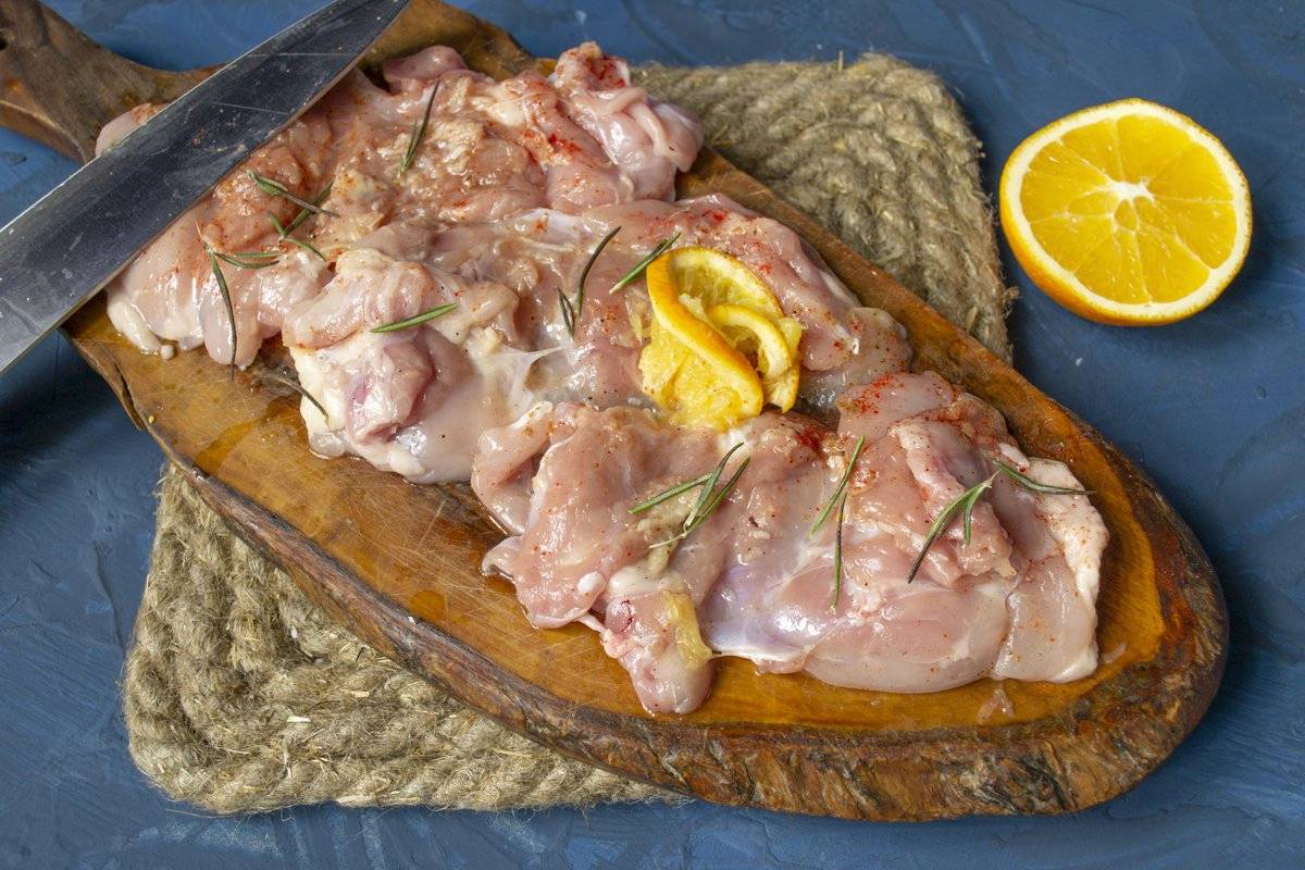 Куриные рулетики с начинкой на сковороде