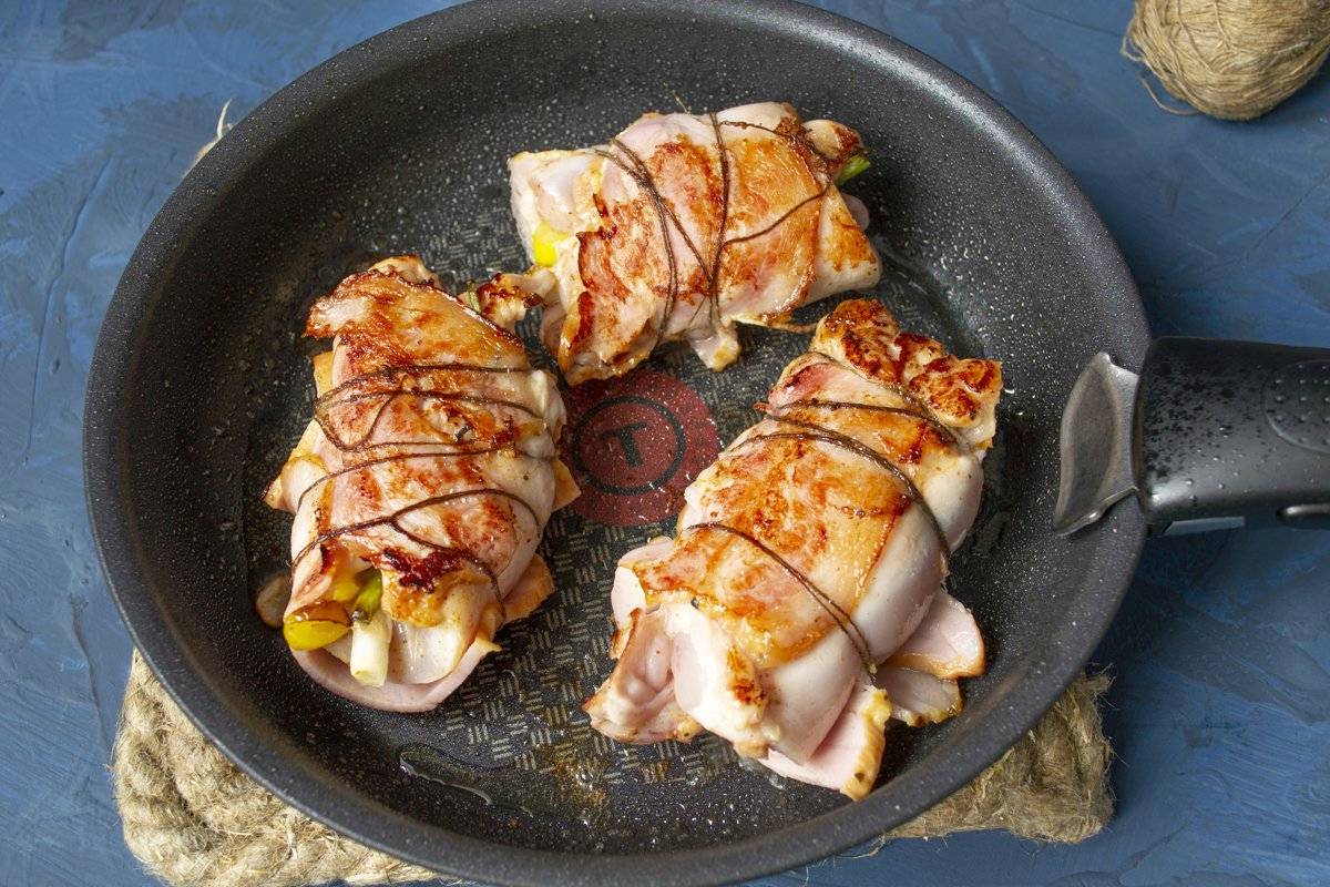 Куриные рулетики с начинкой на сковороде