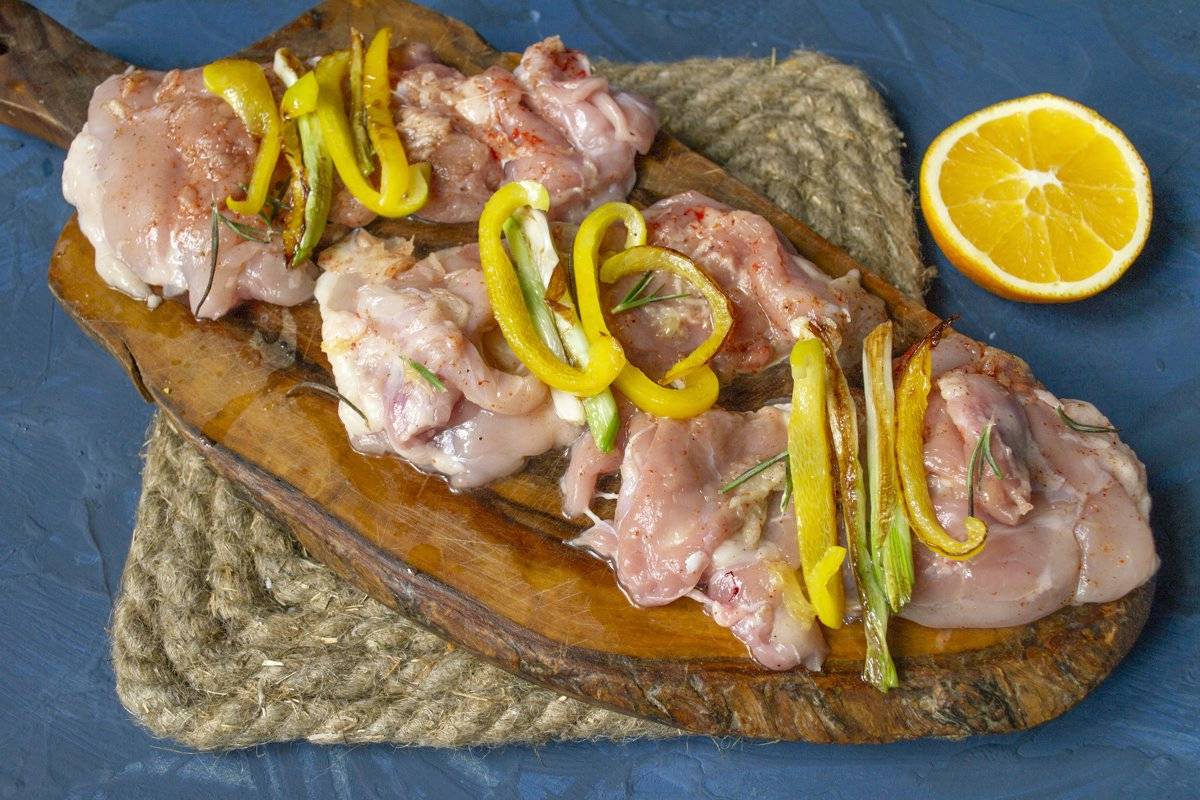 Куриные рулетики с начинкой на сковороде