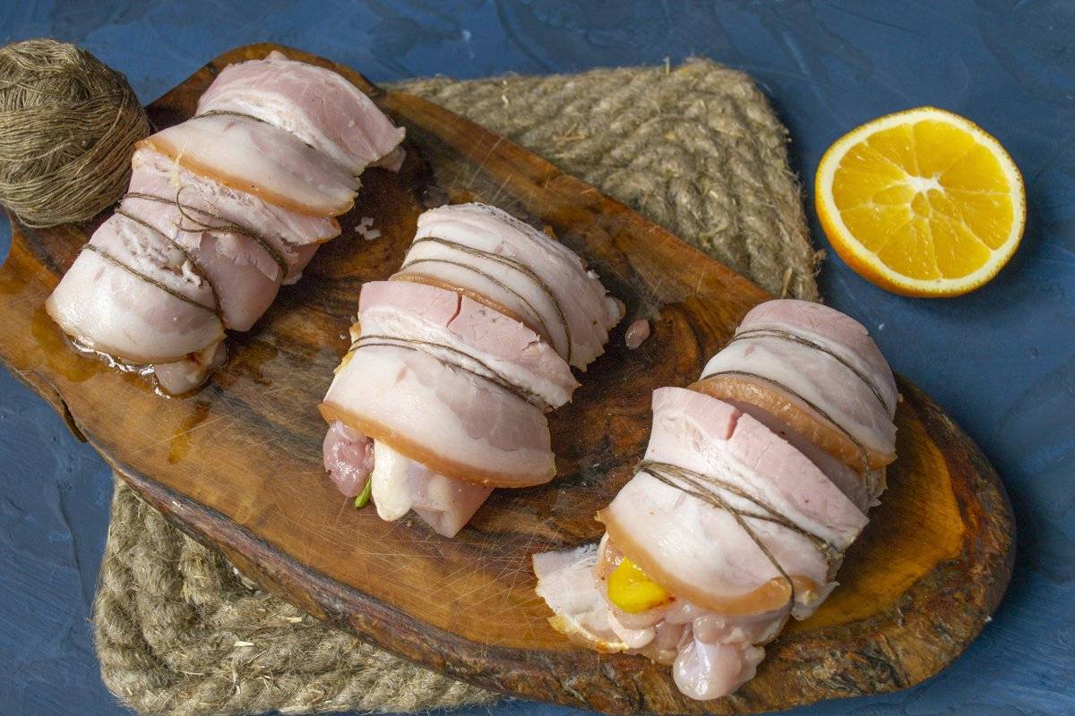 Куриные рулетики с начинкой на сковороде