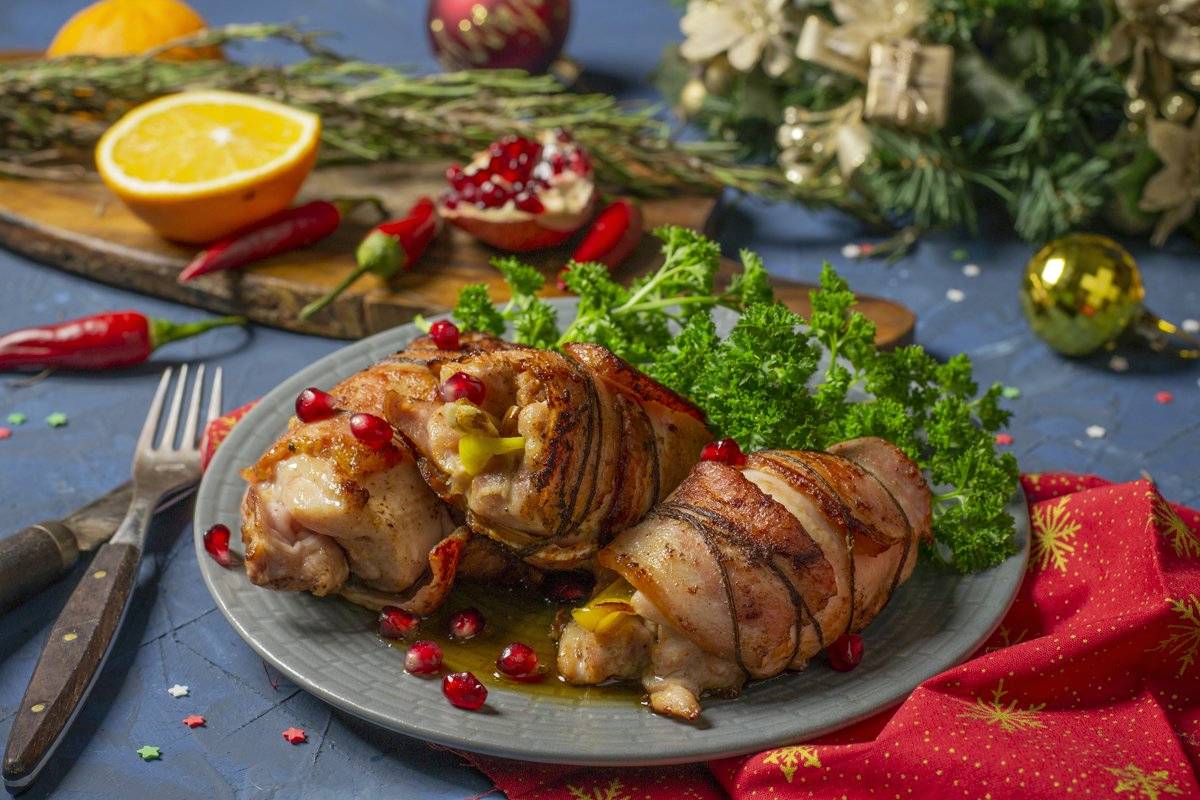 Куриные рулетики с начинкой на сковороде
