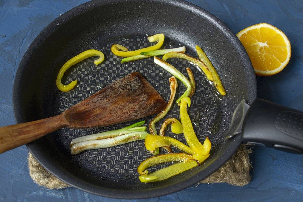 Куриные рулетики с начинкой на сковороде