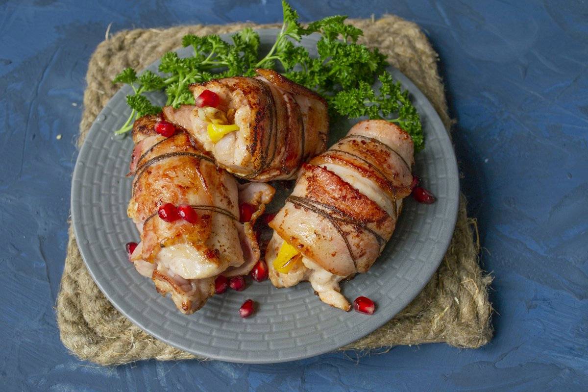 Куриные рулетики с начинкой на сковороде