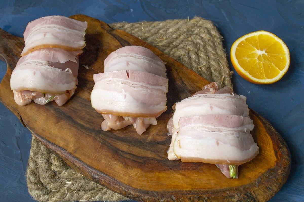 Куриные рулетики с начинкой на сковороде