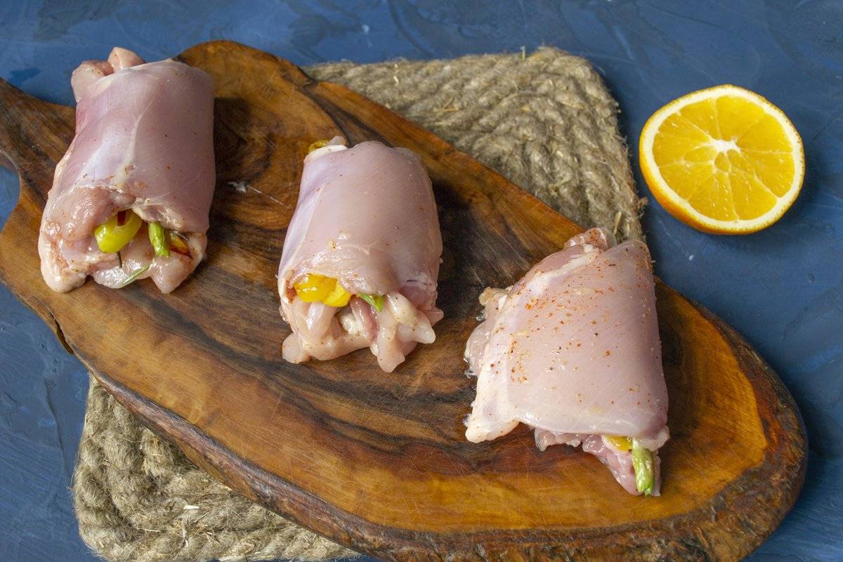 Куриные рулетики с начинкой на сковороде