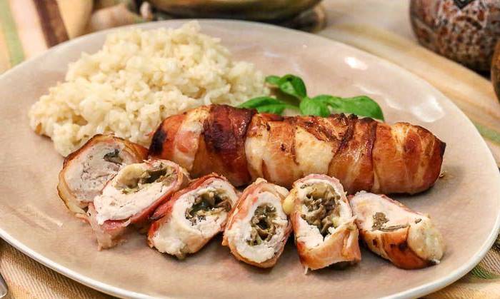 Куриные рулетики с грибами в беконе
