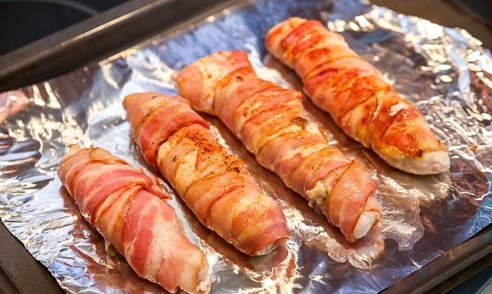 Куриные рулетики с грибами в беконе