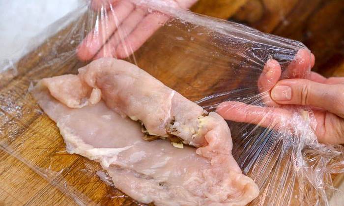 Куриные рулетики с грибами в беконе