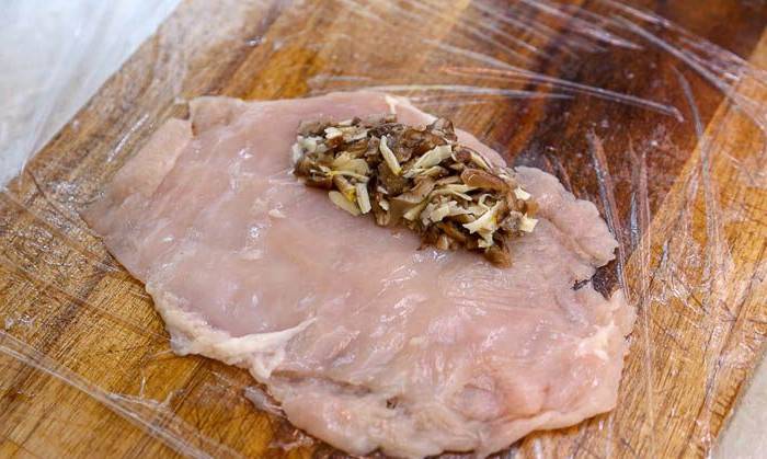 Куриные рулетики с грибами в беконе