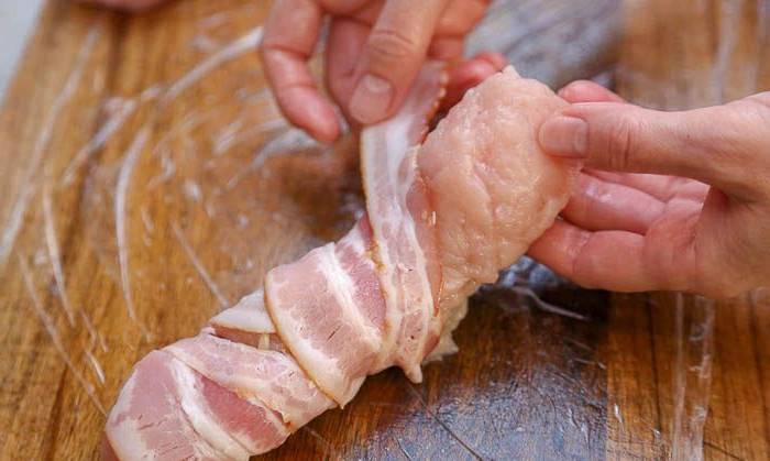 Куриные рулетики с грибами в беконе