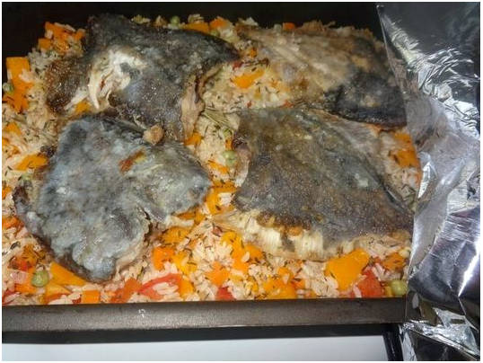 Камбала с рисом в духовке