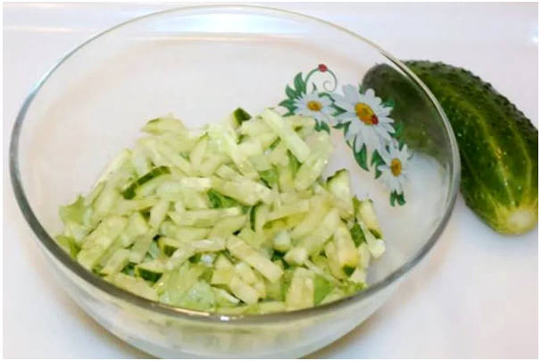 Зеленый салат с киви