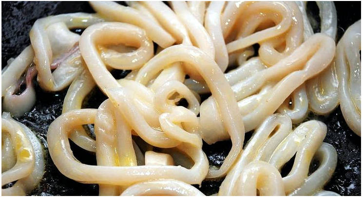 Зеленый салат с кальмаром