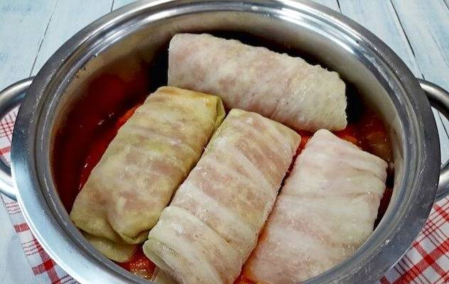Замороженные голубцы на сковороде
