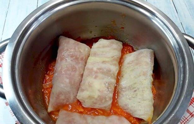 Замороженные голубцы на сковороде