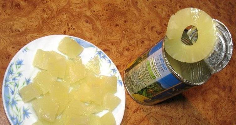 Форель с ананасами в духовке