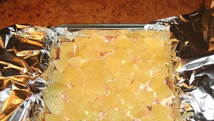 Форель с ананасами в духовке