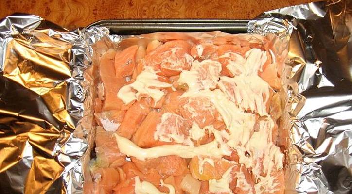 Форель с ананасами в духовке