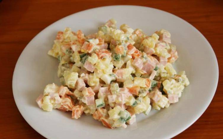 Зимний салат с колбасой и солеными огурцами