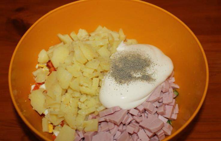 Зимний салат с колбасой и солеными огурцами