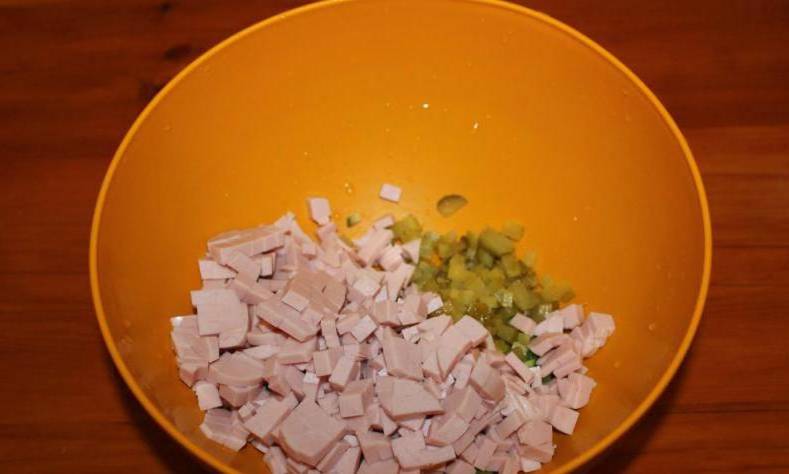 Зимний салат с колбасой и солеными огурцами