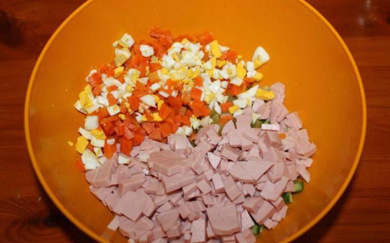 Зимний салат с колбасой и солеными огурцами