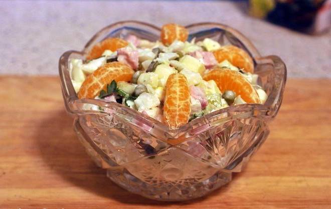 Зимний салат с колбасой