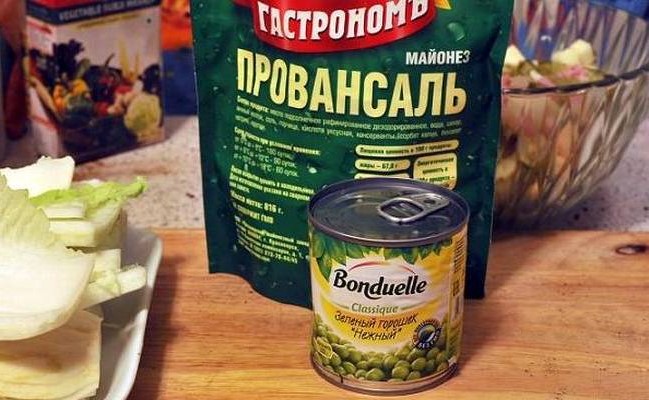 Зимний салат с колбасой