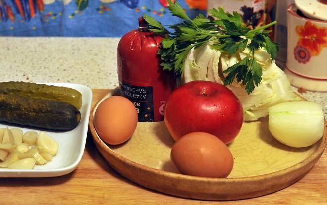 Зимний салат с колбасой