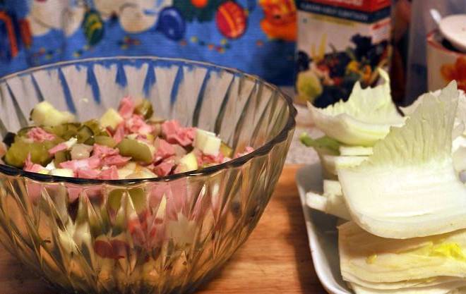 Зимний салат с колбасой