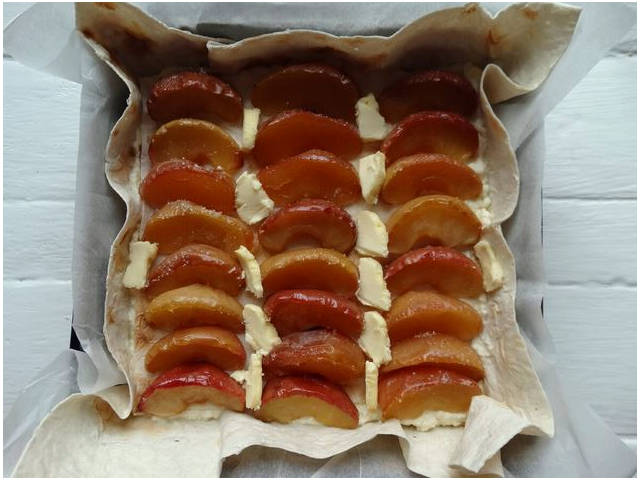 Пирог из лаваша с творогом и яблоками