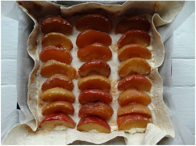Пирог из лаваша с творогом и яблоками