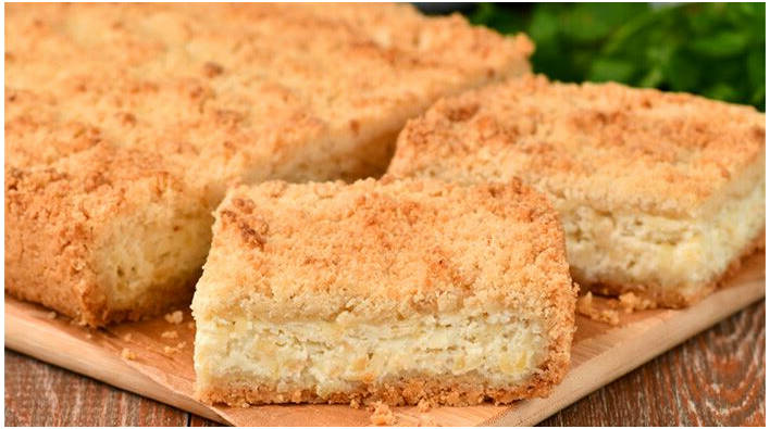Тертый пирог с яблоками и творогом