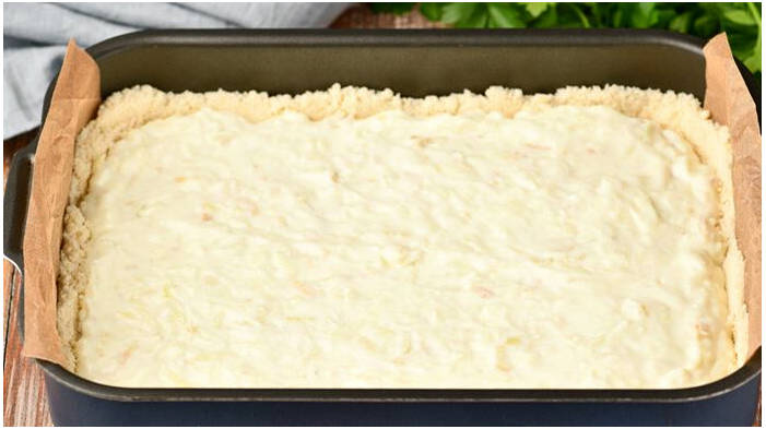 Тертый пирог с яблоками и творогом