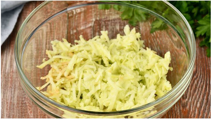 Тертый пирог с яблоками и творогом
