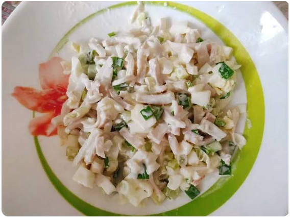 Белковый салат с кальмарами и яйцом