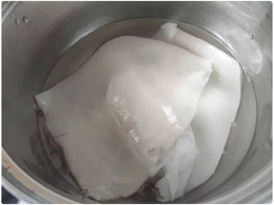 Белковый салат с кальмарами и яйцом