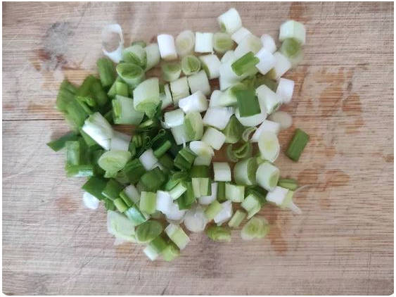 Белковый салат с кальмарами и яйцом