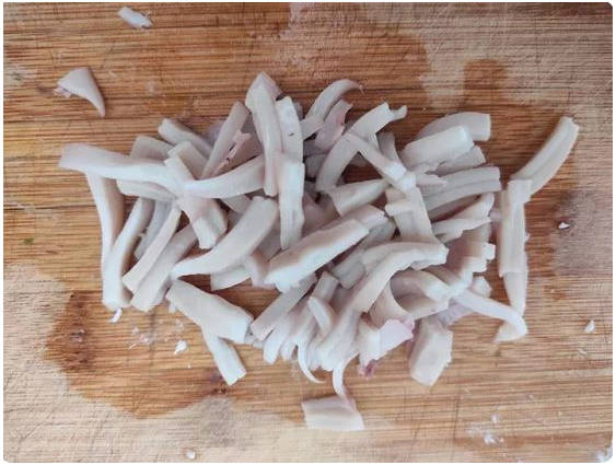 Белковый салат с кальмарами и яйцом