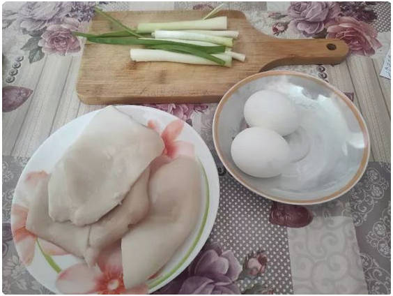 Белковый салат с кальмарами и яйцом