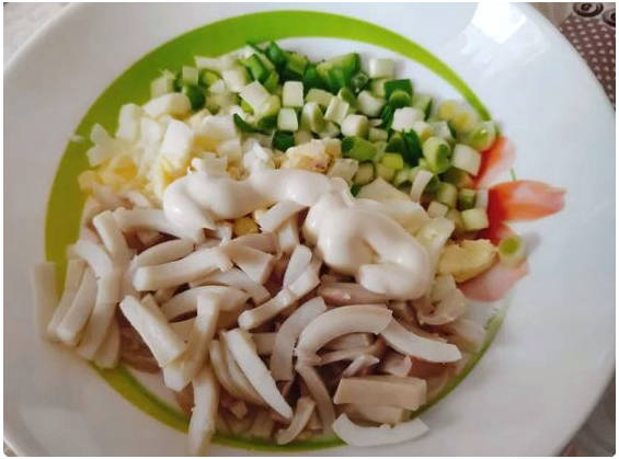 Белковый салат с кальмарами и яйцом