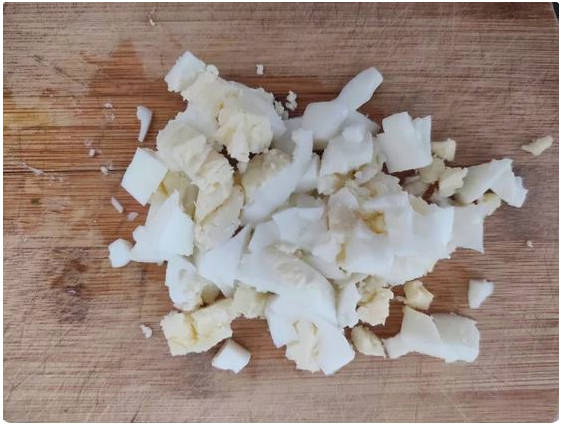 Белковый салат с кальмарами и яйцом