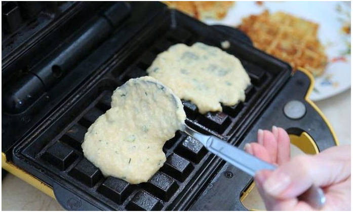 Несладкие вафли на завтрак в вафельнице