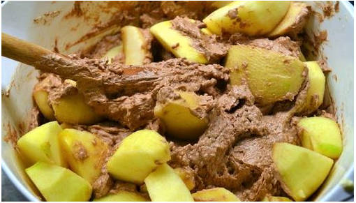 Шоколадный пирог с яблоками