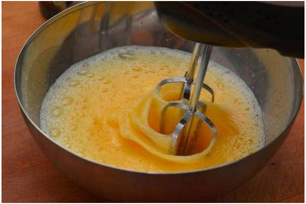 Шарлотка с яблоками в мультиварке Поларис