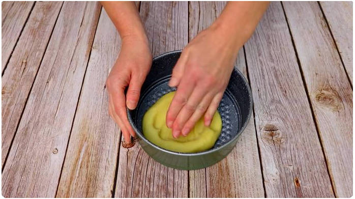 Шарлотка из песочного теста с яблоками