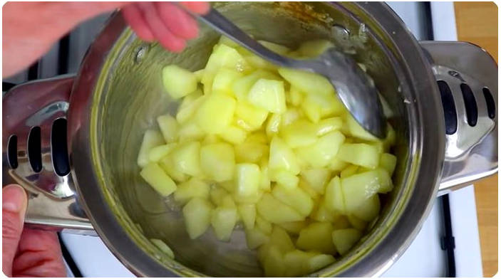 Шарлотка из песочного теста с яблоками