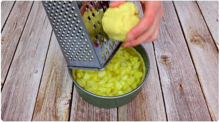 Шарлотка из песочного теста с яблоками