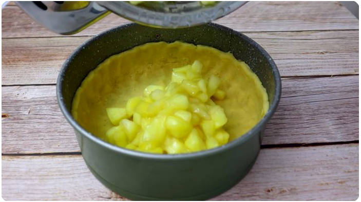 Шарлотка из песочного теста с яблоками